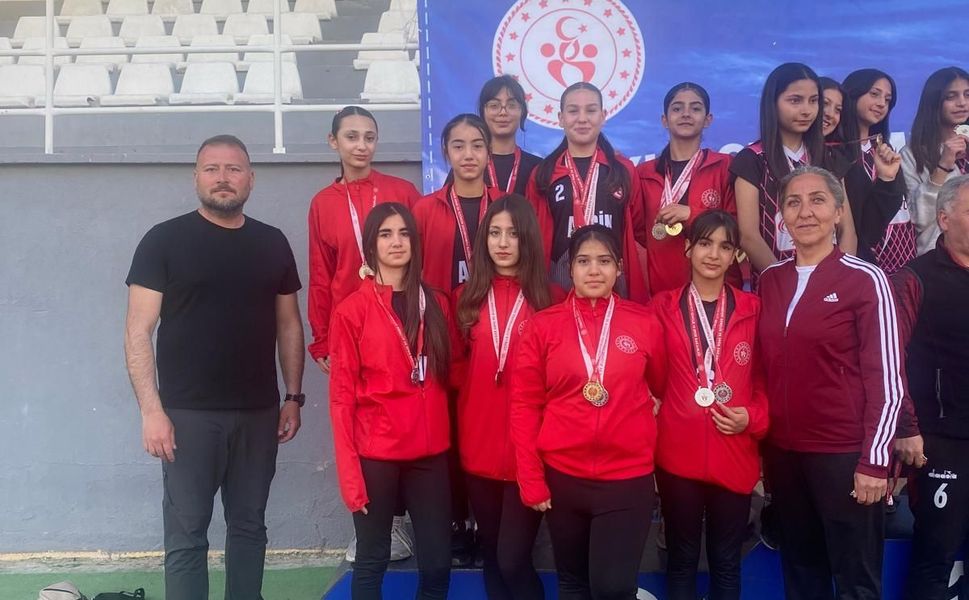 Afşin TEAŞ İstiklal Ortaokulu’ndan Büyük Başarı: Türkiye Finallerine Yükseldiler