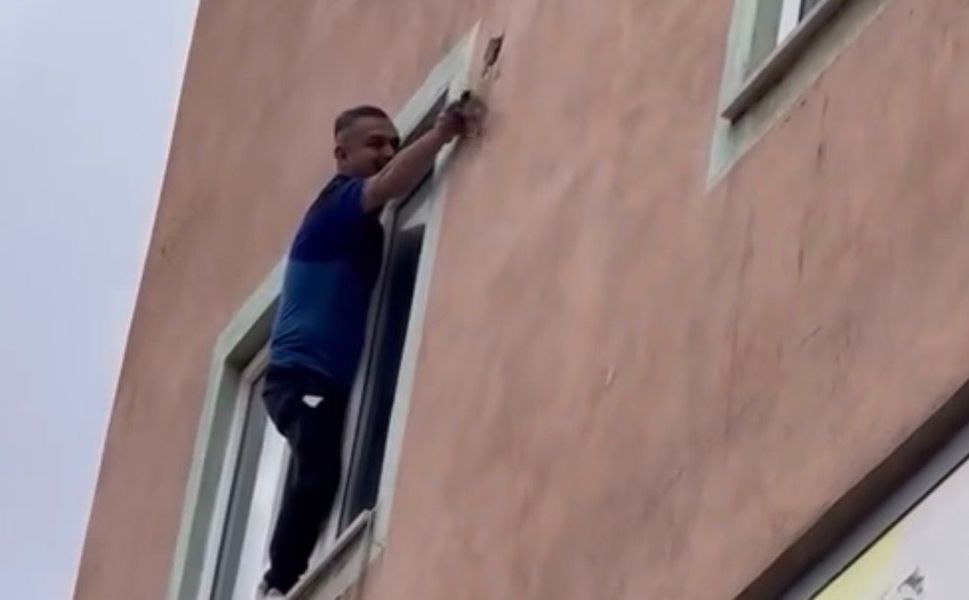 Afşin’de Yürek Isıtan Anlar: Ebabil Kuşunu Kurtarmak İçin Canını Hiçe Saydı