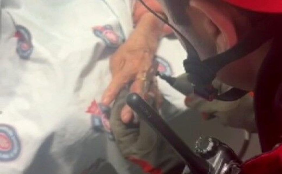 Hastanın parmağına sıkışan yüzüğü itfaiye ekipleri çıkardı