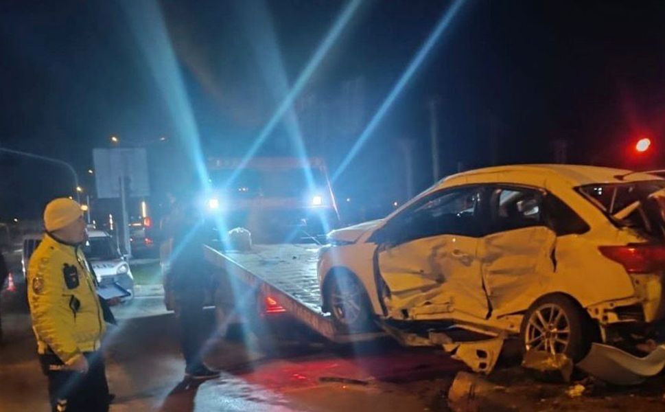 İki Otomobil Çarpıştı: 2’si Ağır 4 Yaralı