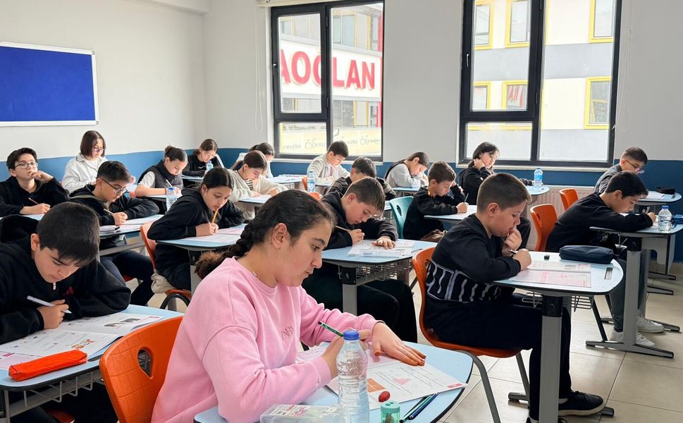 Karaoğlan Koleji Bursluluk Sınavı Yoğun Katılımla Gerçekleştirildi