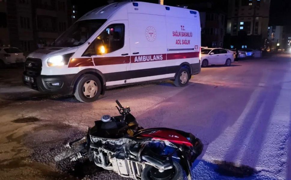 Kavşakta Feci Kaza: 3 Yaralı