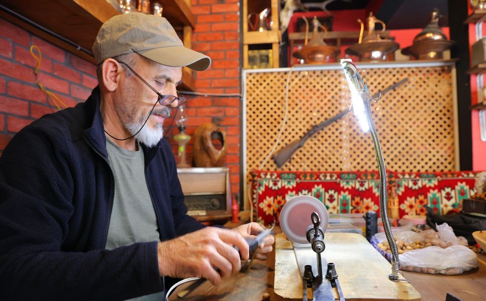 Kendi Torna Makinesiyle Ahşap ve Deriye Hayat Veriyor