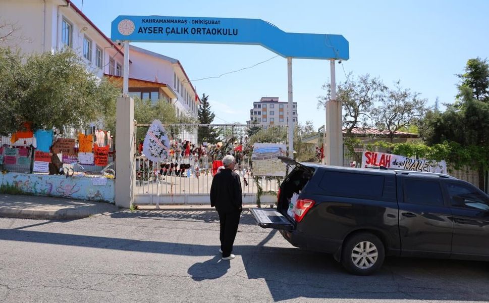 Okuldaki Saldırı Sonrası Öğrenci ve Annesi Eşyalarını Teslim Aldı
