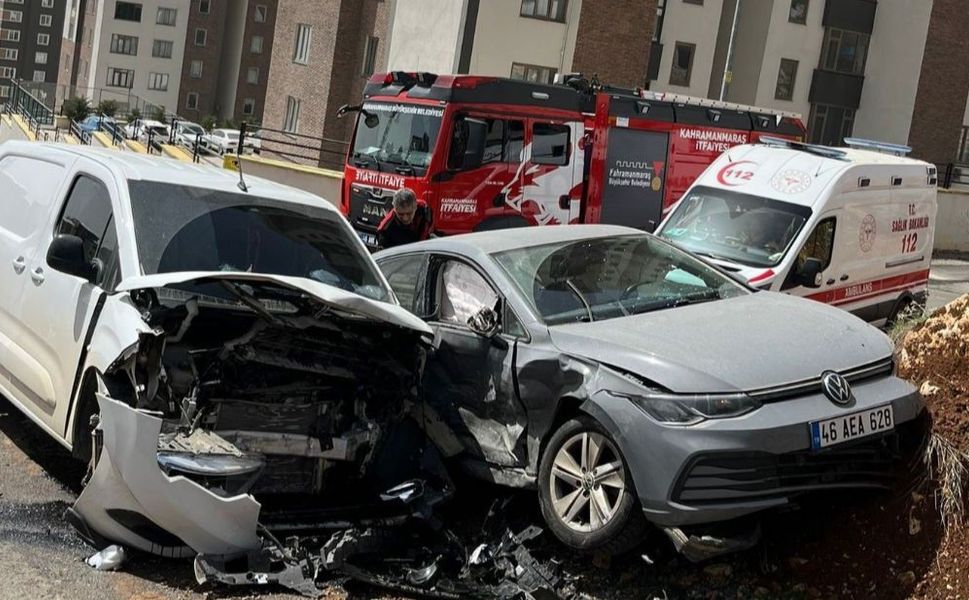 Otomobil ile Hafif Ticari Araç Çarpıştı, 3 Kişi Yaralandı