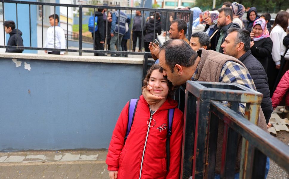 Saldırı Sonrası İlk Ders: Veliler Öperek Uğurladı