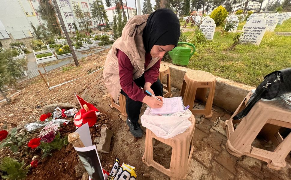 Hayatını Kaybeden Çocukların Mezarlarına Bırakılan Notlar Yürek Burktu