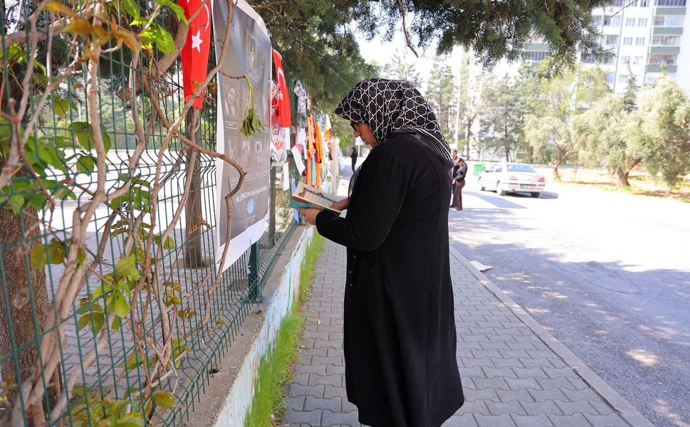 Saldırının Gerçekleştiği Okul Önünde Gözyaşlarıyla Dua Etti