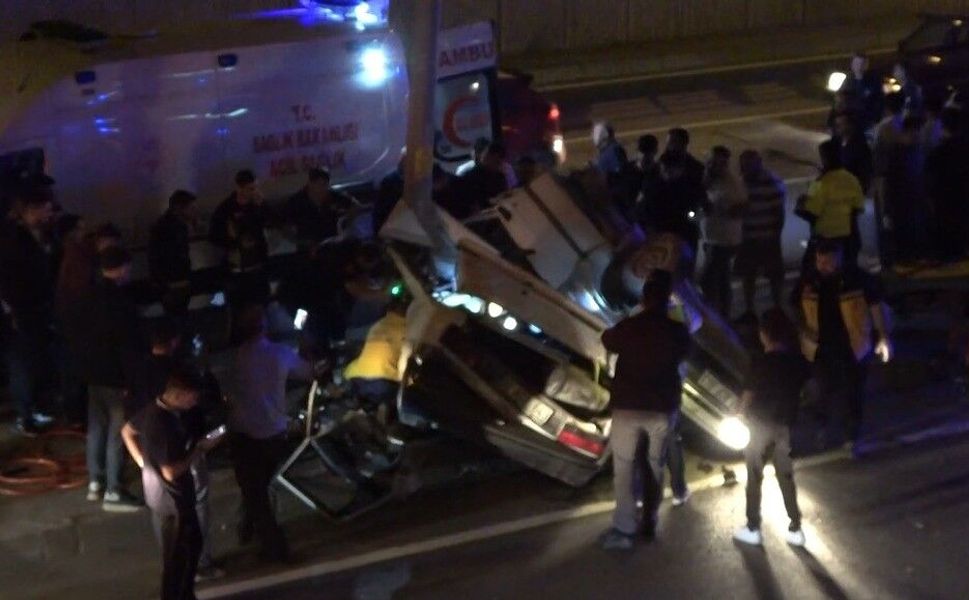 Otomobil Direğe Çarptı: 1'i Ağır 3 Yaralı