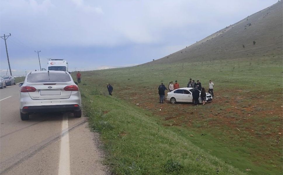 Afşin’de Lastiği Patlayan Otomobil Tarlaya Uçtu: 2 Yaralı