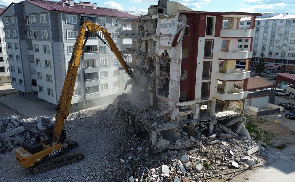 Afşin’de Rezerv Alanındaki Binaların Yıkımı Sürüyor