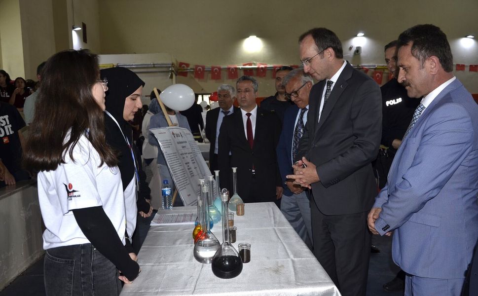 Afşin’de TÜBİTAK 4006 Bilim Fuarı Yoğun İlgi Gördü