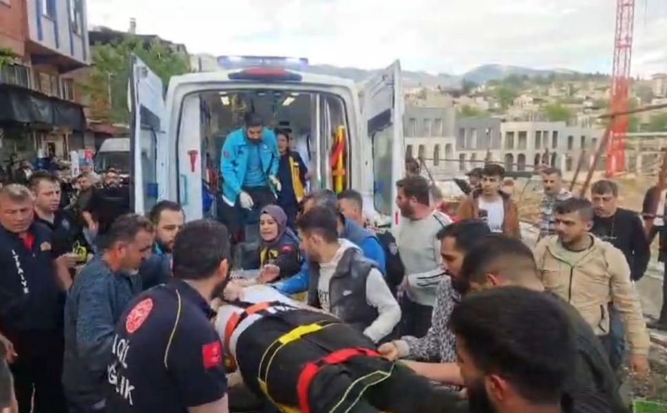 Çöken Yol Çocuğu Toprakla Duvar Arasına Sıkıştırdı