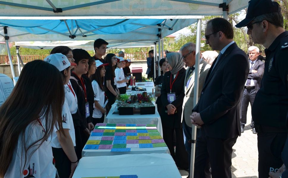 Sultan Alparslan Ortaokulu’nda TÜBİTAK Bilim Fuarı Açıldı