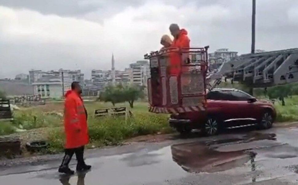 Ev Yangını: Mahsur Kalan 3 Kişiyi İtfaiye Kurtardı