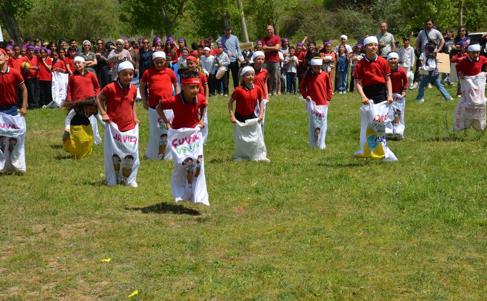 Afşin’de Geleneksel Çocuk Oyunları Şenliği Gönülleri Fethetti