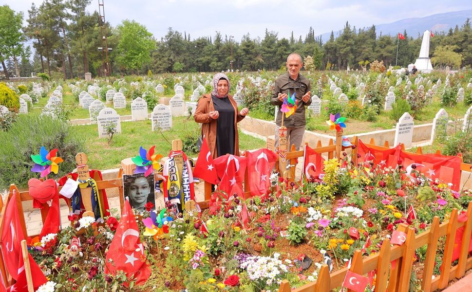 Okul Saldırısında Hayatını Kaybeden Çocukların Ziyaretçileri Eksik Olmuyor