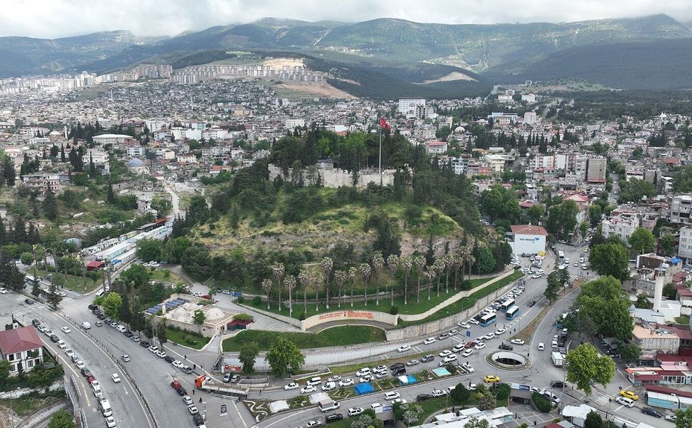 Tarihi Kalede Depremin İzleri Siliniyor