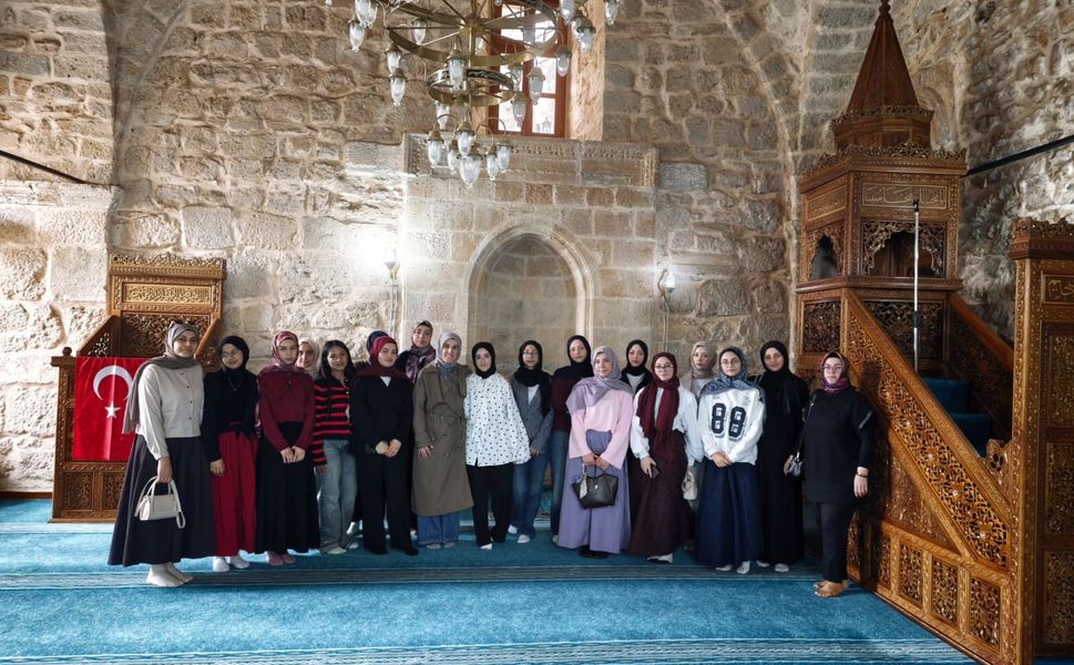 Trabzon’dan Gelen Lise Öğrencileri Eshab-ı Kehf’i Ziyaret Etti