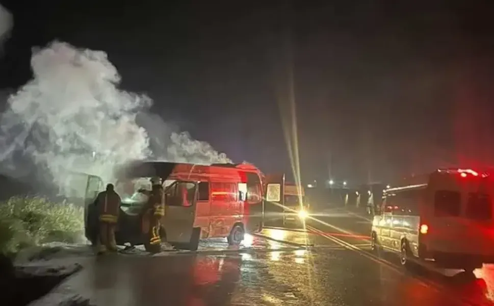 Feci Kaza: Servis Aracı Alev Aldı, Otomobil Şarampole Uçtu