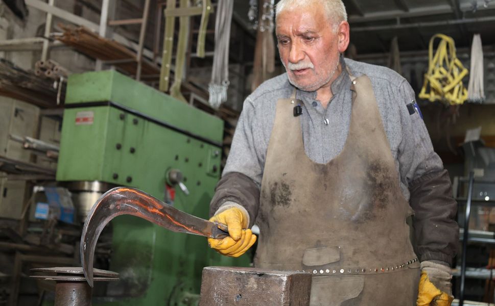 70 Yıllık Demirci Ustası Yetiştirdiği Çıraklarla Mesleğini Geleceğe Taşıyor