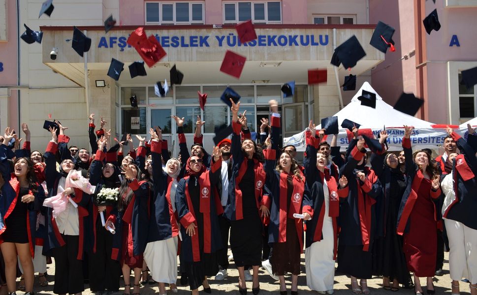 Afşin MYO’da Mezuniyet Coşkusu Yaşandı: 30. Dönem Mezunları Kep Attı