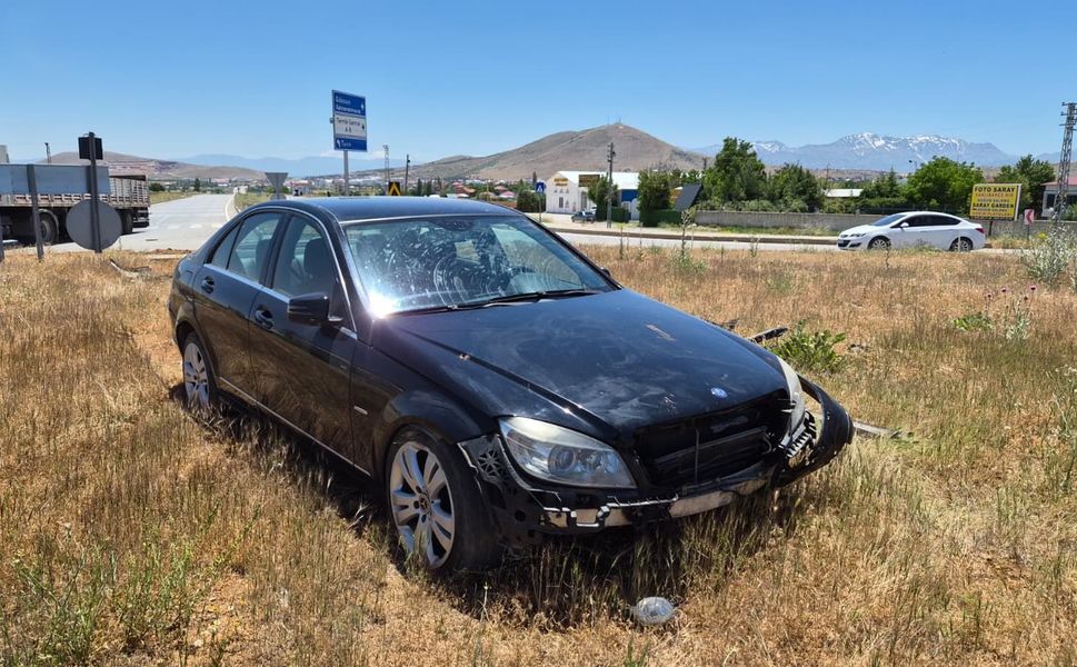 Afşin’de Kontrolden Çıkan Otomobil Refüje Çıktı: 1 Yaralı