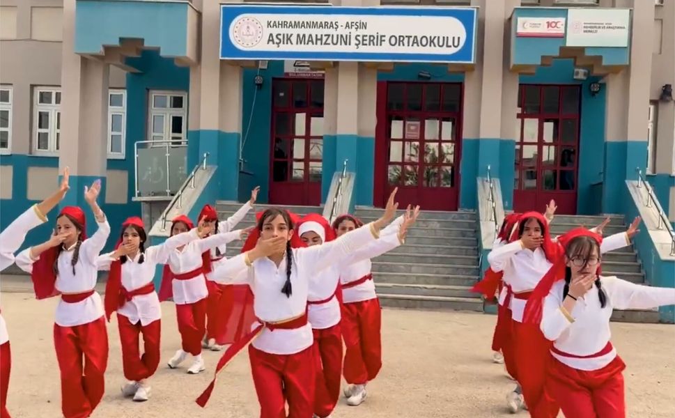 Afşin’de Öğrencilerinden Tarihi Mekânlarda Kartal Dansı Gösterisi