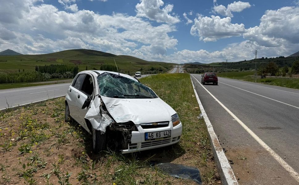 Afşin’de Otomobil Takla Atarak Orta Refüje Çıktı: 1 Yaralı