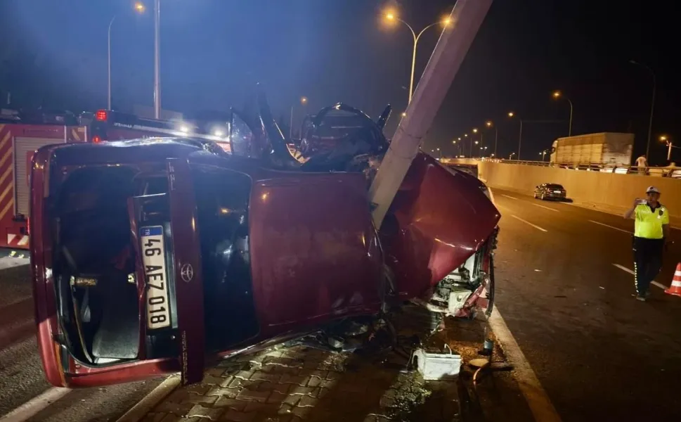 Aydınlatma Direğine Çarpan Otomobilde 2 Kişi Yaralandı
