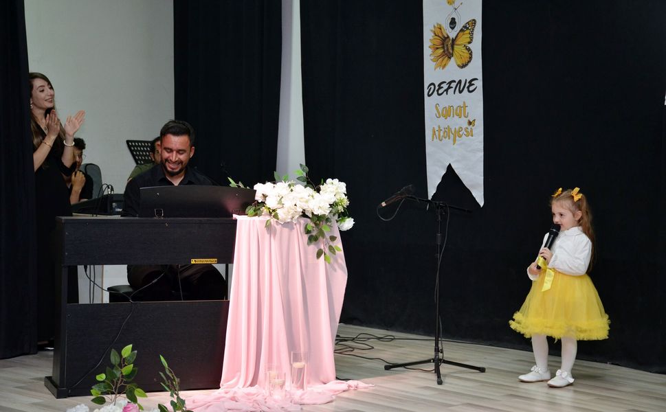 Defne Sanat Atölyesi Yıl Sonu Gösterisi Düzenledi