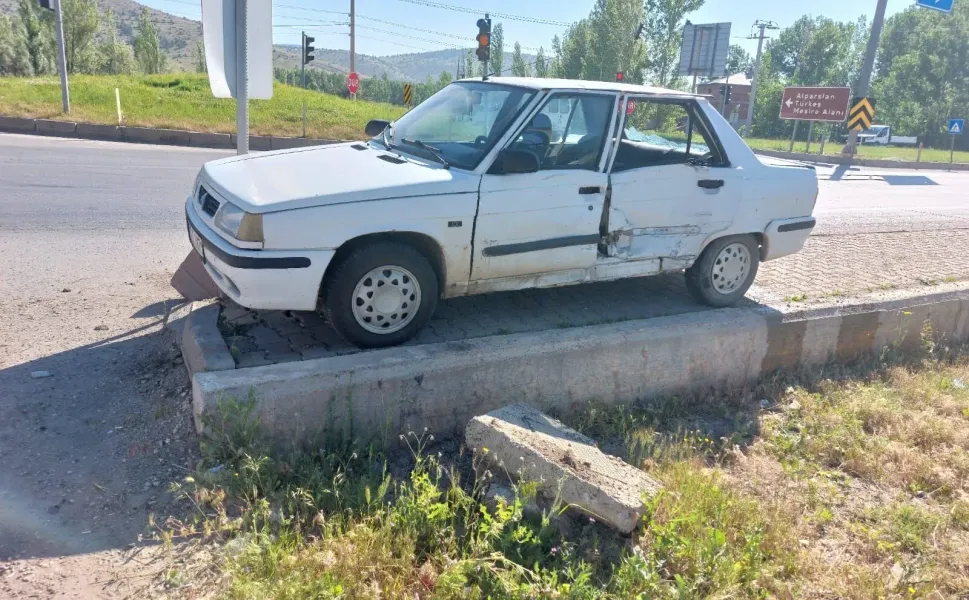Dolmuş ile Otomobilin Çarpıştığı Kazada Maddi Hasar Oluştu