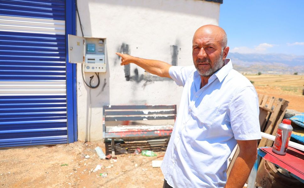 Elektriği Kesilen Besici Yardım Bekliyor