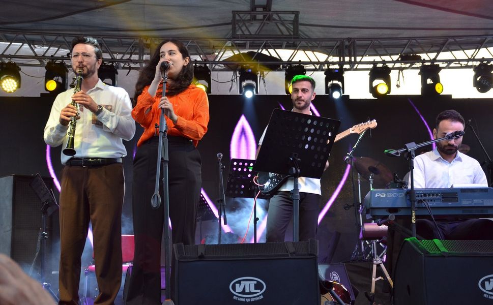 Gençlik Festivali’nde Ömer ve Enes’ten Muhteşem Sahne Performansı