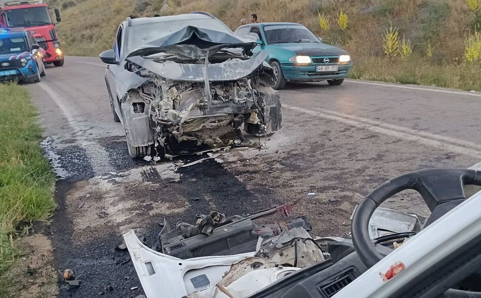 İki Otomobil Çarpıştı: 2 Kişi Ağır Yaralandı