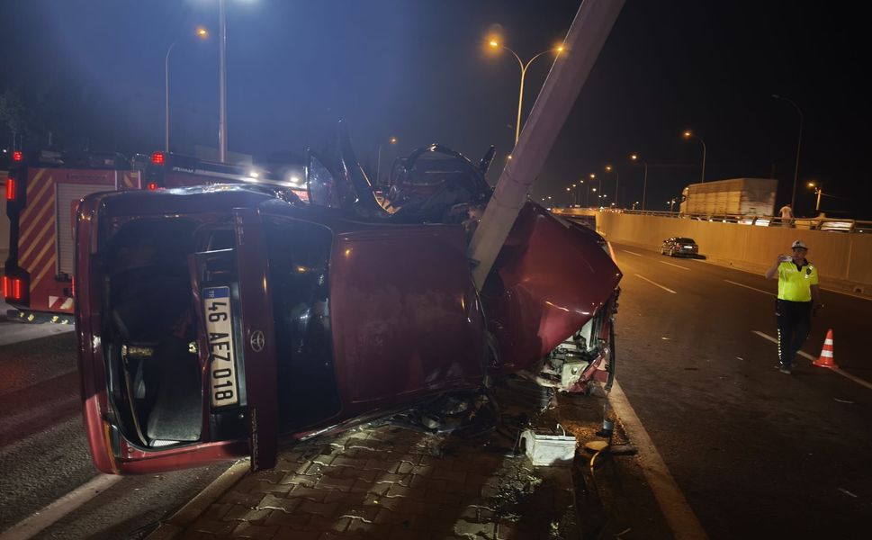 Kontrolden Çıkan Araç Direğe Çarptı: 1’i Ağır 2 Yaralı