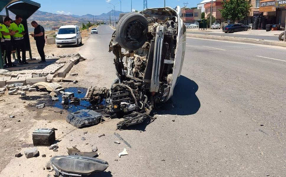 Kontrolden Çıkan Otomobil Devrildi: 1 Yaralı