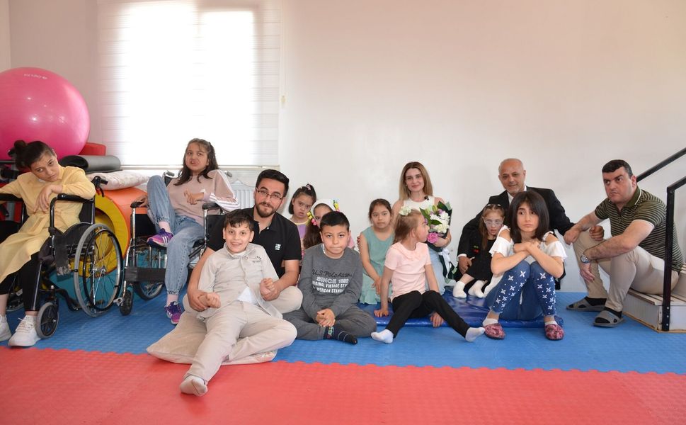 Şarkıcı İrem Güral’dan Afşin’de Özel Çocuklara Yürek Isıtan Ziyaret