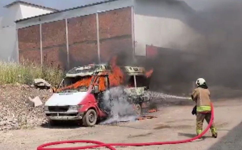 Minibüs Alevlere Teslim Oldu