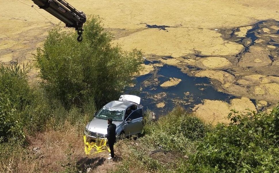 Otomobil Göle Düştü, Sürücü Kendi İmkânlarıyla Kurtuldu
