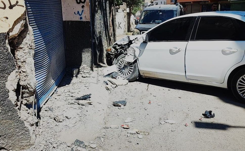 Otomobil Önce Binaya Sonra Küçük Çocuğa Çarptı
