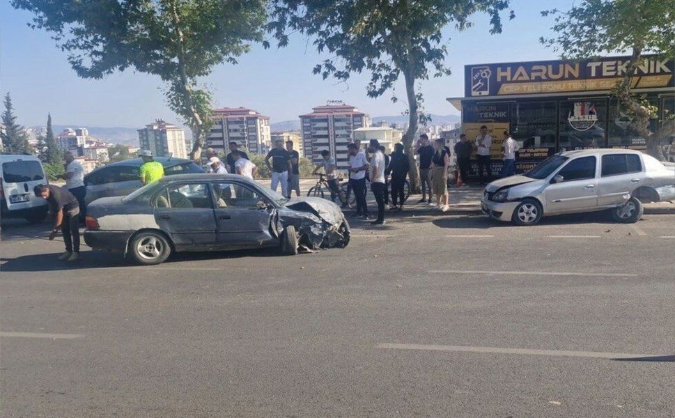 6 Aracın Karıştığı Zincirleme Kaza: 1 Yaralı