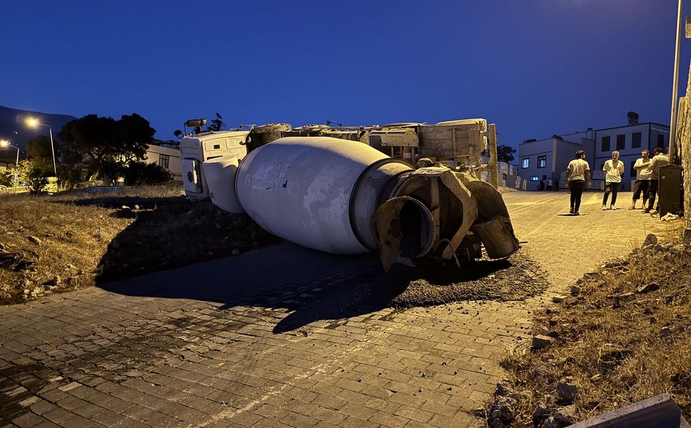 Kontrolden Çıkan Beton Mikseri Devrildi: 1 Yaralı
