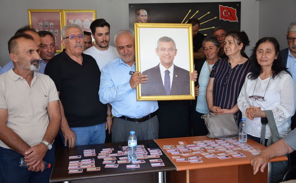 Afşin'de CHP Teşkilatında Toplu İstifa: Başkan Gözyaşlarıyla Veda Etti
