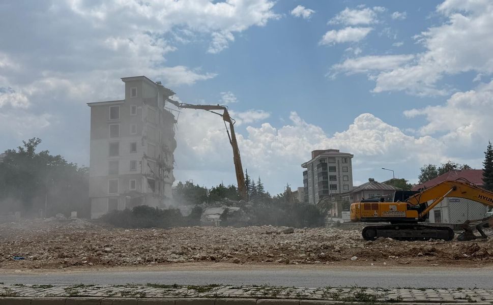Afşin’de Yıkım Çalışmaları Devam Ediyor