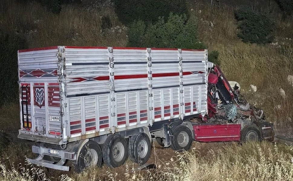 Arkadan Çarpan Tır Şarampole Uçtu: 1 Yaralı
