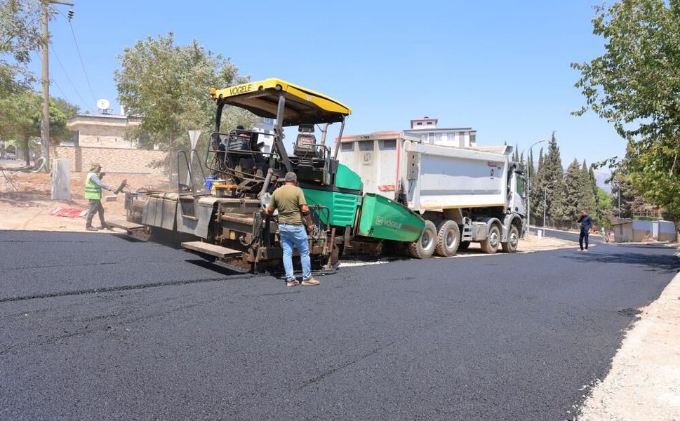 Asfalt İşçileri Bunaltıcı Sıcağa Rağmen Mesaisini Sürdürüyor