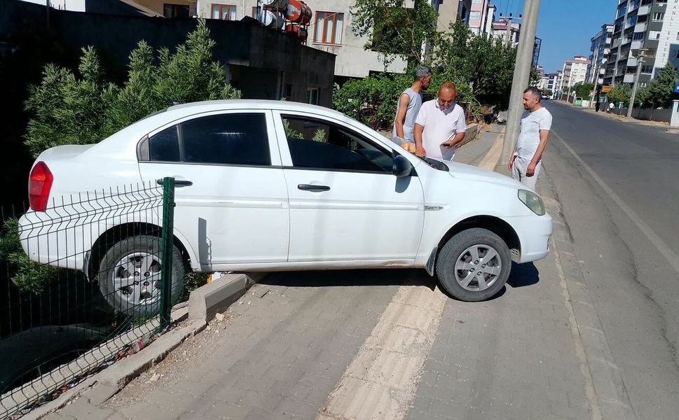 El Freni İhmal Edildi, Otomobil Kaldırımda Asılı Kaldı