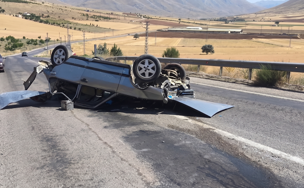 Kayalıklara Çarpan Otomobil Hurdaya Döndü: 1 Yaralı