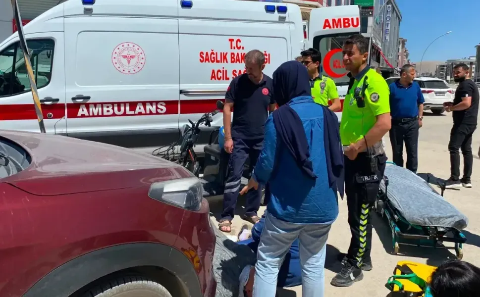 Kontrolden Çıkan Elektrikli Araç Park Halindeki Otomobile Çarptı: 2 Yaralı